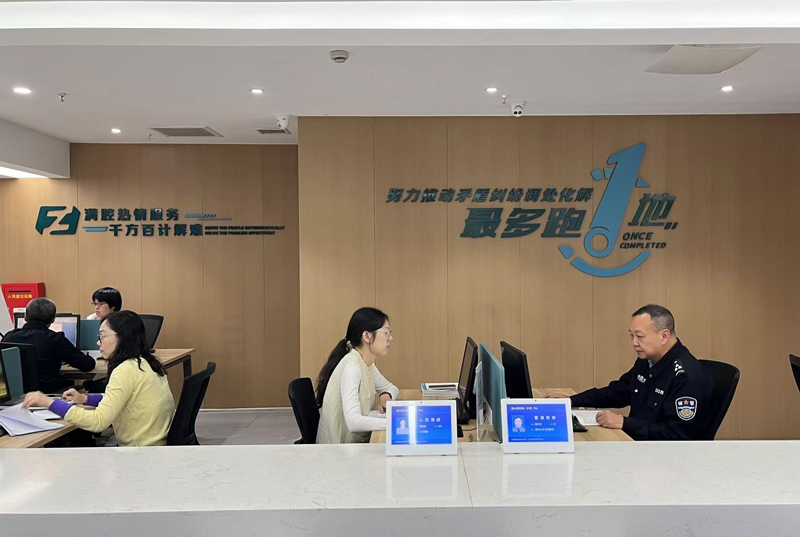 ”里“枫”景别样红冰球突破技巧“浙